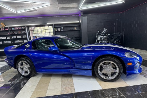 1,300-Mile 1996 Dodge Viper GTS